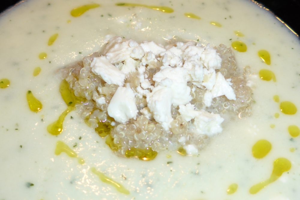 Sopa de melão, quinoa e queijo feta