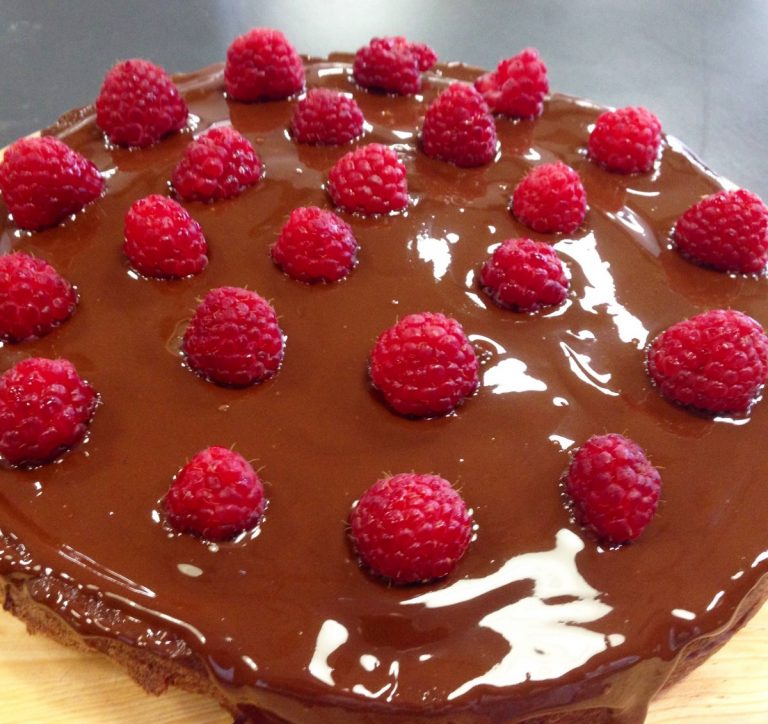 bolo de chocolate e framboesas