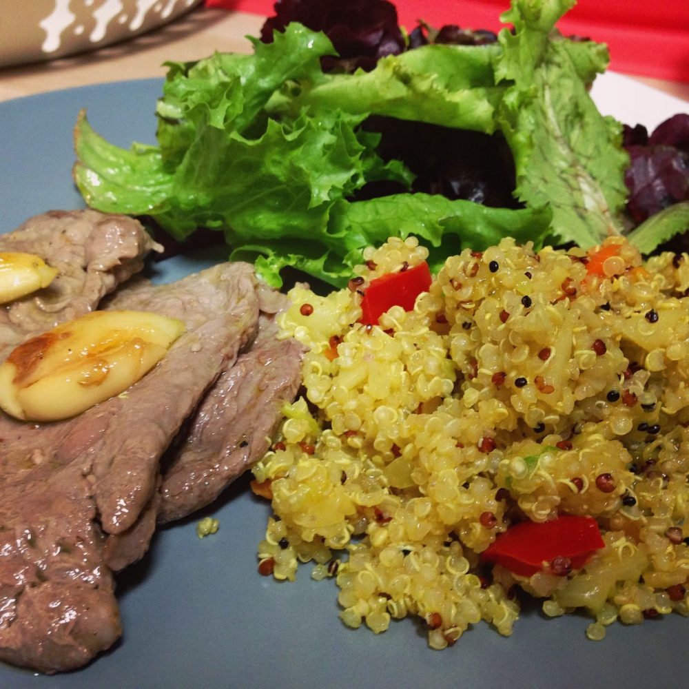 A melhor quinoa que já fiz! (com bifes na frigideira com azeite e alho)