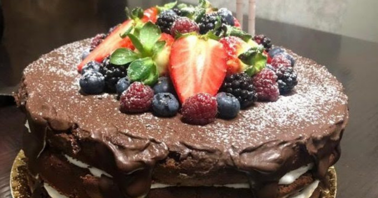 bolo, chocolate, aniversario, frutos vermelhos, ganache, chantilly