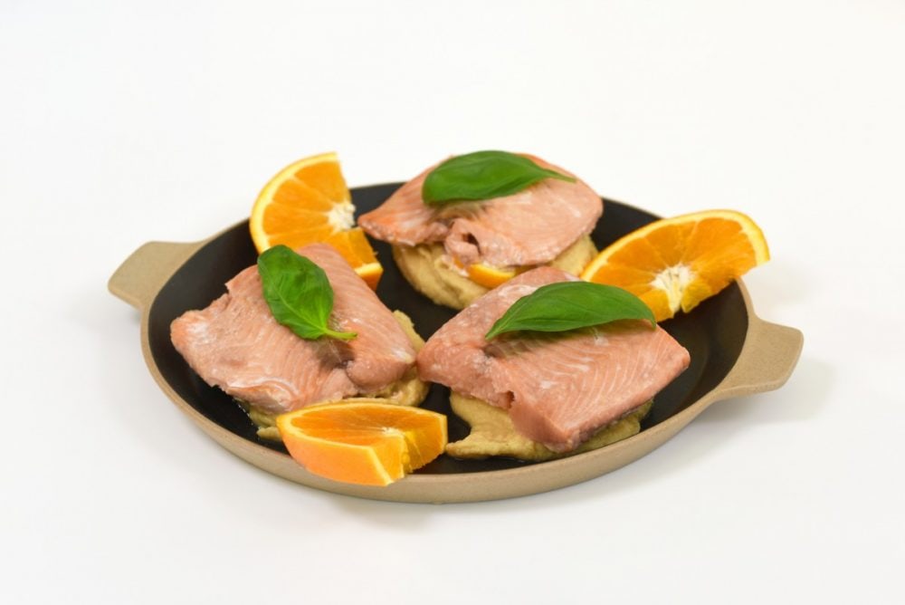 Salmão no forno com molho de laranja e húmus