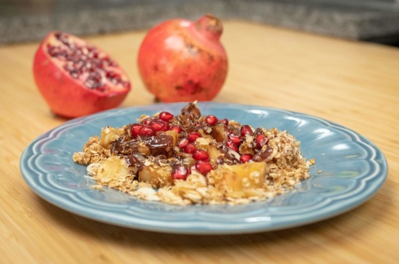 Crumble de maçã e marmelo com chocolate e romã