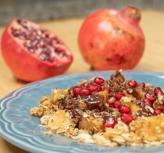 Crumble de maçã e marmelo com chocolate e romã