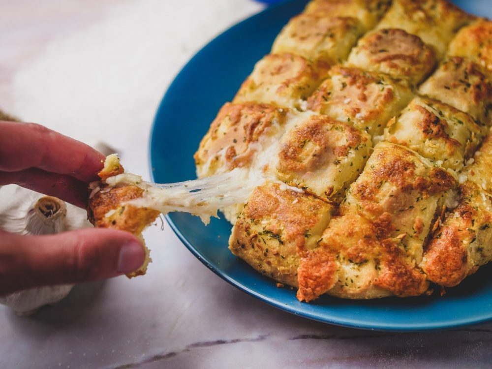 Pão caseiro de alho e queijo