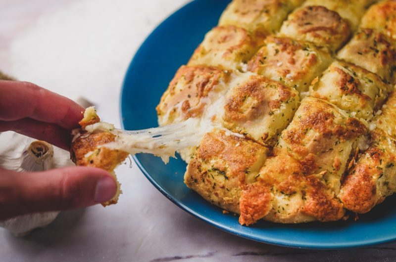 Pão caseiro de alho e queijo