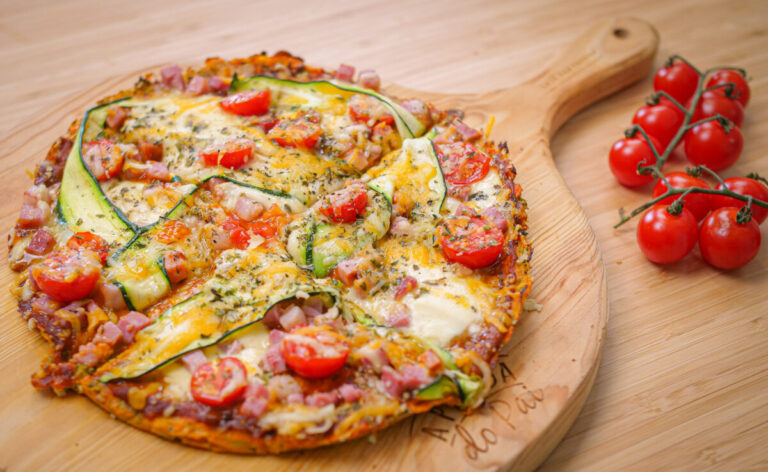 Pizza com base de brócolos e de batata doce