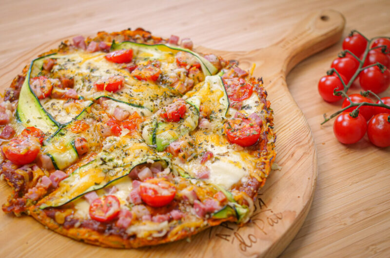 Pizza com base de brócolos e de batata doce