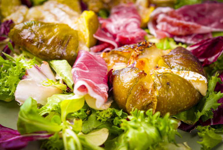 Salada figos assados com queijo de cabra e presunto