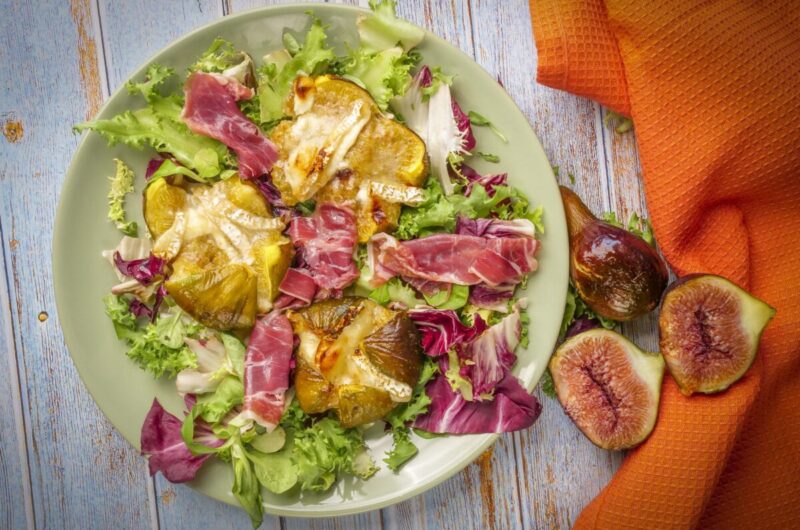 Salada de figos assados com queijo de cabra e presunto