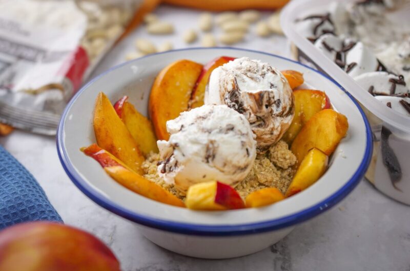 Crumble de fruta com gelado