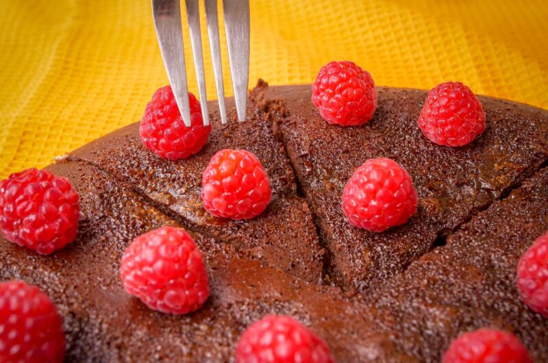 Bolo de chocolate crocante com coração de mousse 