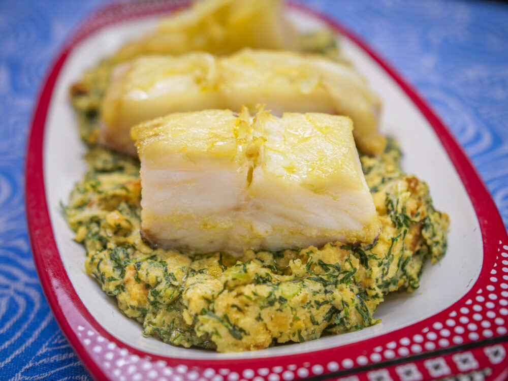 Bacalhau assado com migas de broa