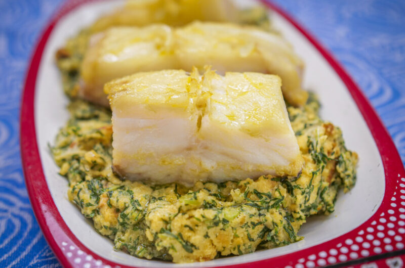 Bacalhau assado com migas de broa