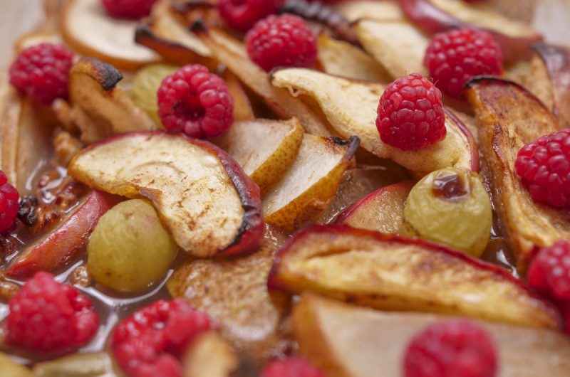 Salada de fruta assada com chá