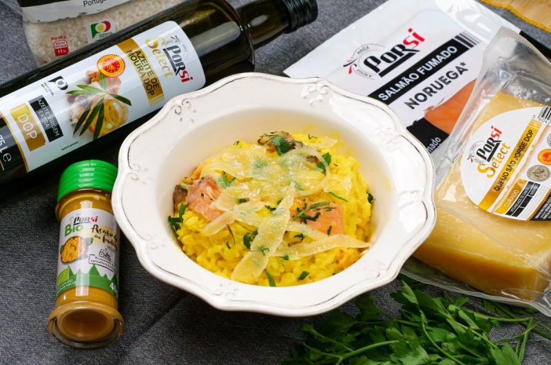 Risotto de açafrão com salmão fumado e queijo da ilha