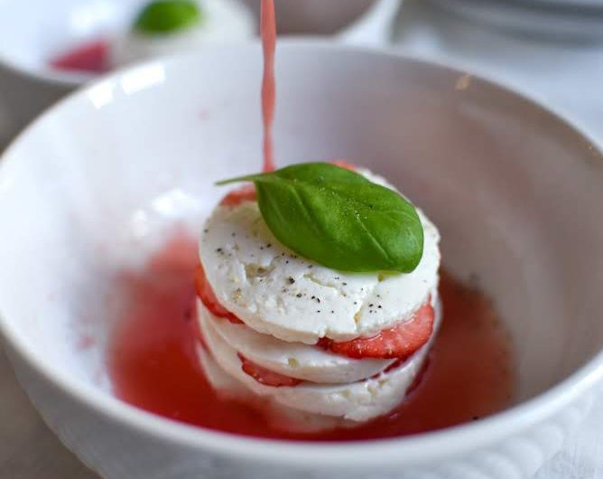 Gaspacho de melancia e morangos com queijo fresco e manjericão