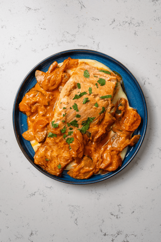 salmão na frigideira com legumes