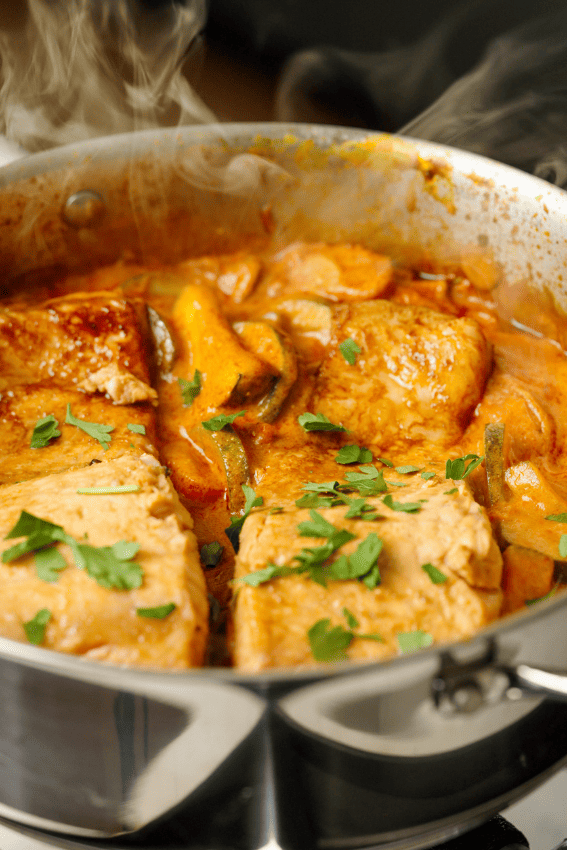 salmão na frigideira com legumes