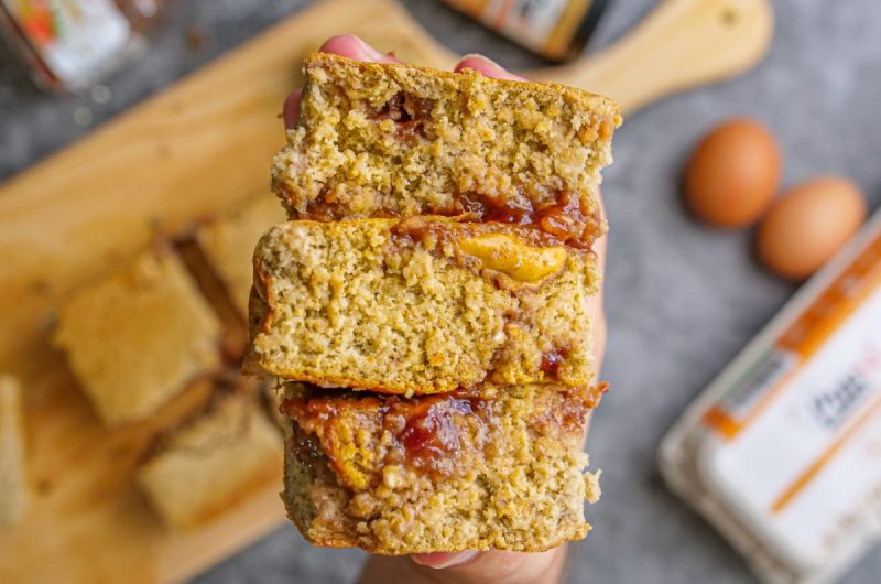 Panqueca de forno com compota e manteiga de amendoim