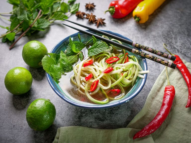 sopa Detox de Zoodles de Curgete e Frango