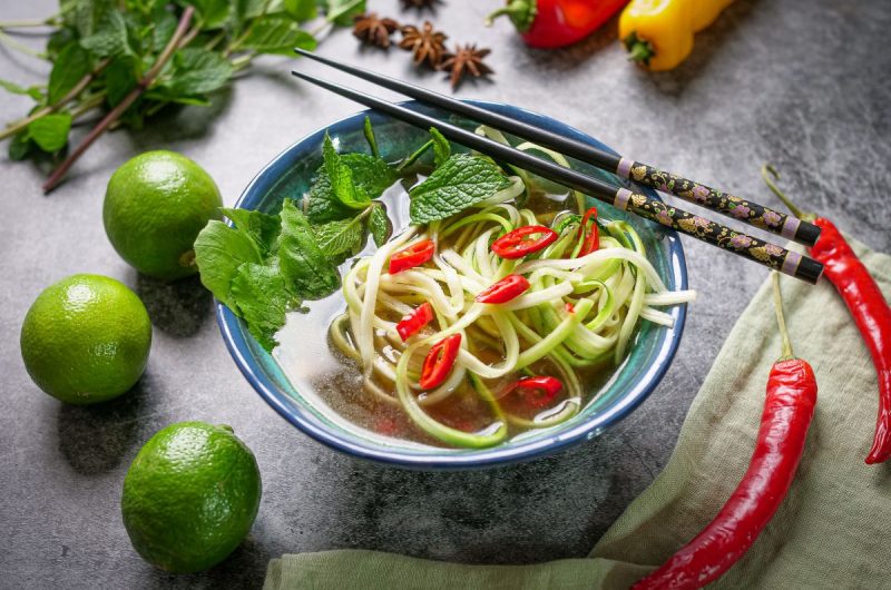 Sopa detox de zoodles de curgete e frango