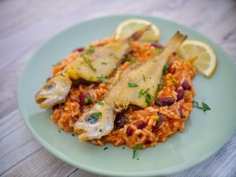 fanecas fritas com arroz de feijao