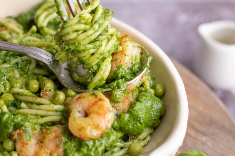 Pasta com pesto de espinafres gambas e ervilhas