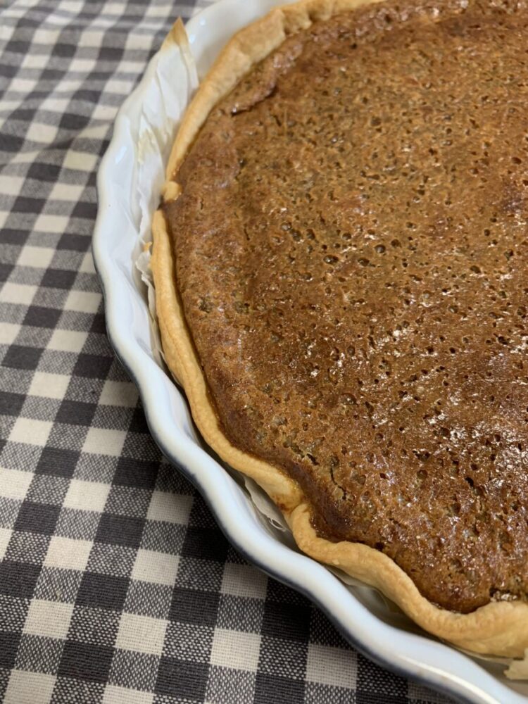 tarte queijada de sintra em pano com quadrados pretos e brancos