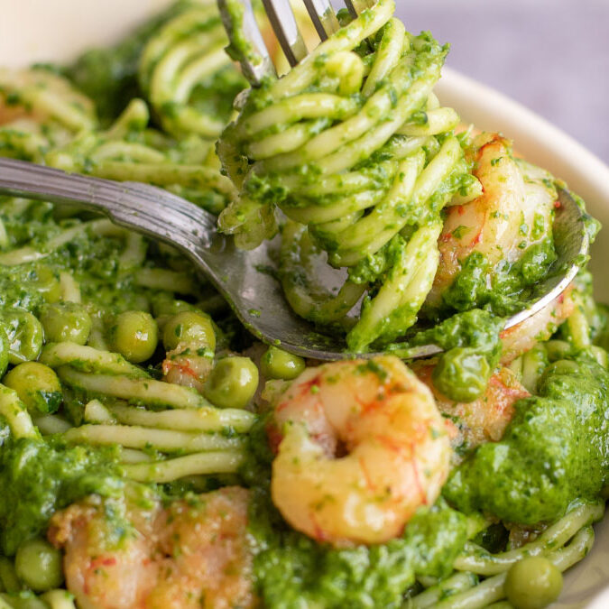 pasta com pesto de espinafres e ervilhas