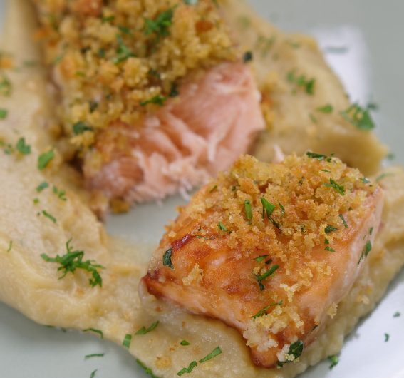 Salmão com broa e puré de batata doce