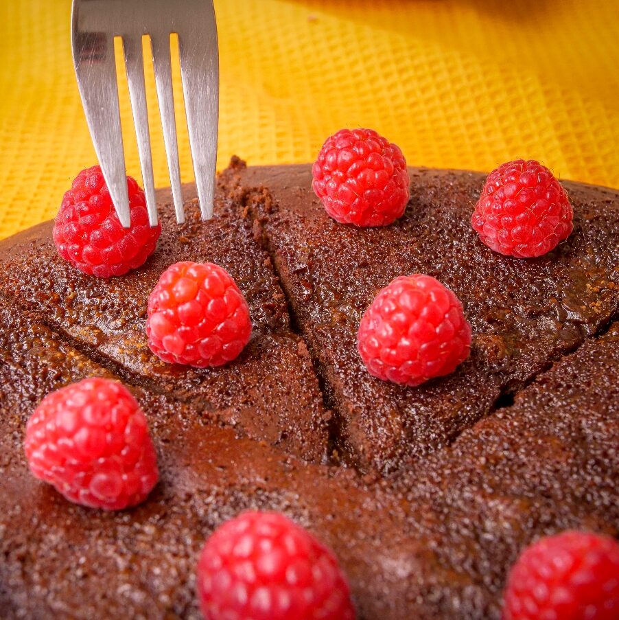 Bolo de chocolate crocante com coração de mousse