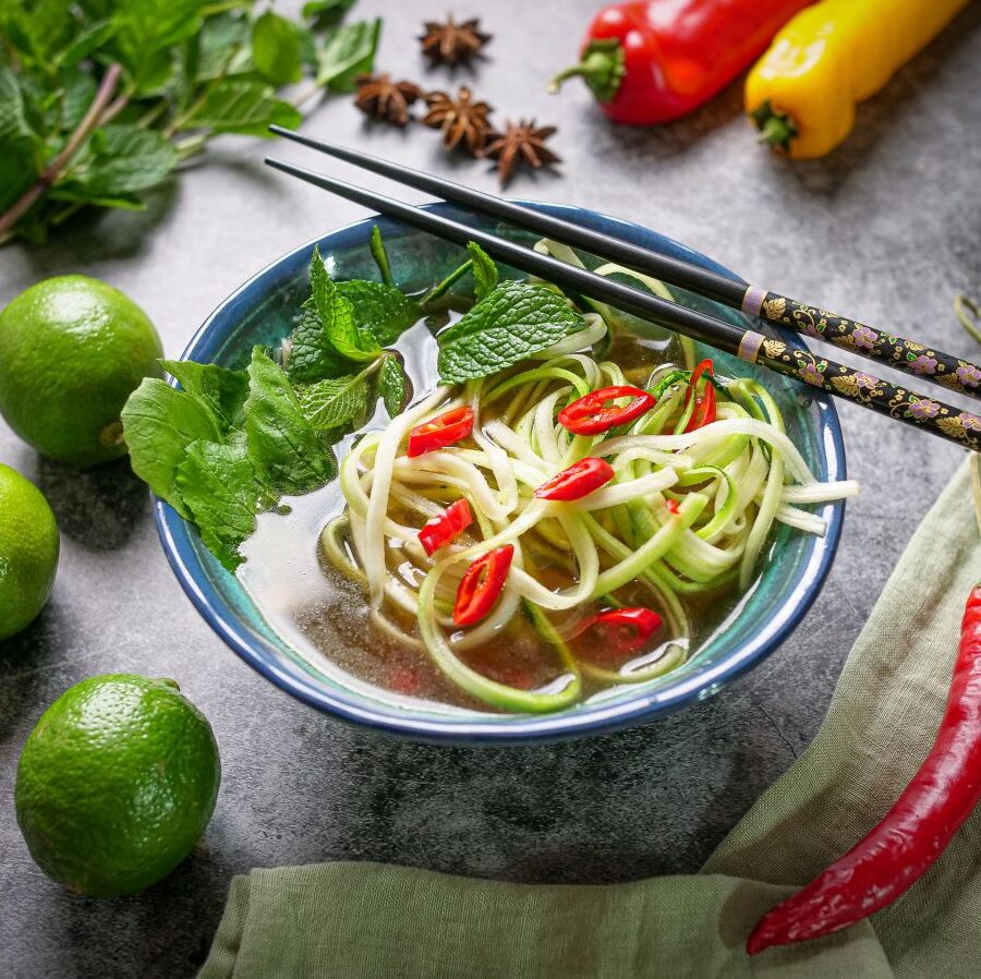 sopa Detox de Zoodles de Curgete e Frango