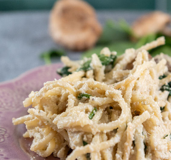 Massa vegetariana com molho de caju