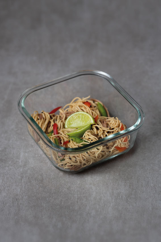 Noodles com frango asiático