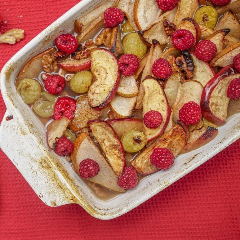 salada de fruta assada com chá