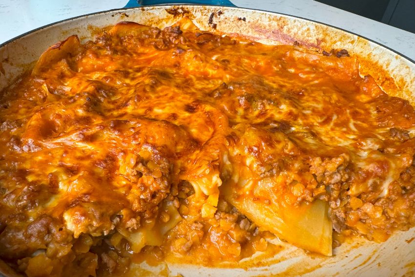 lasanha de panela com carne picada, tomate, lentilhas e queijo ralado