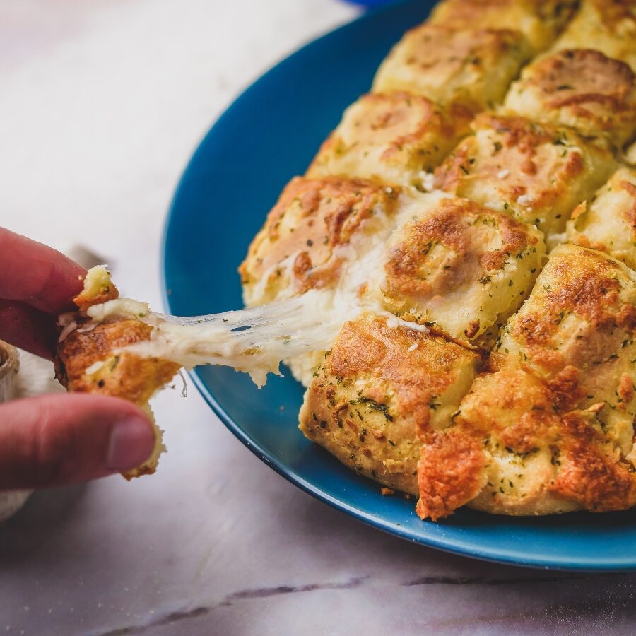 Pão caseiro de alho e queijo