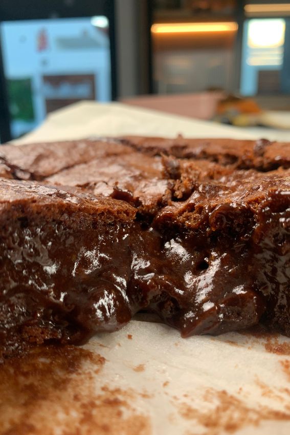 brownie de chocolate molhadinho, quadrados de bolo de chocolate
