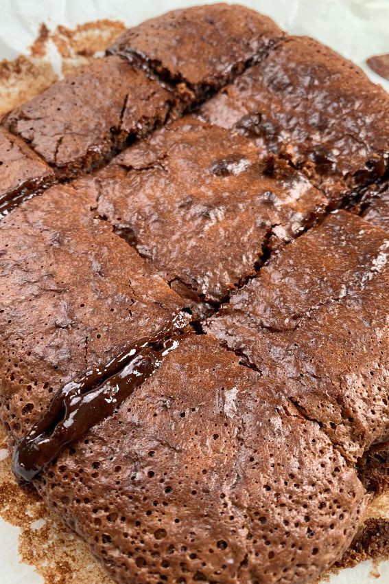 brownie de chocolate molhadinho, quadrados de bolo de chocolate
