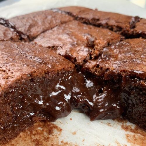 brownie de chocolate molhadinho, quadrados de bolo de chocolate