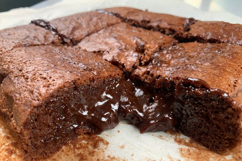 brownie de chocolate molhadinho, quadrados de bolo de chocolate