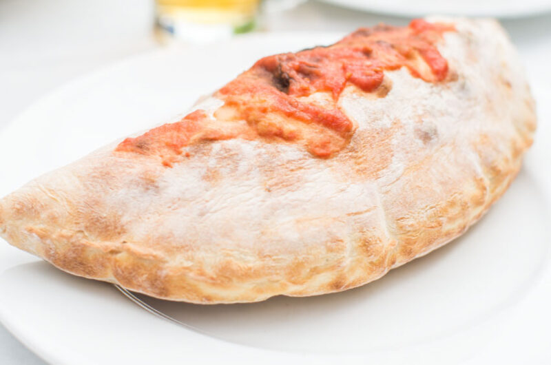 Calzone com frango e abacaxi