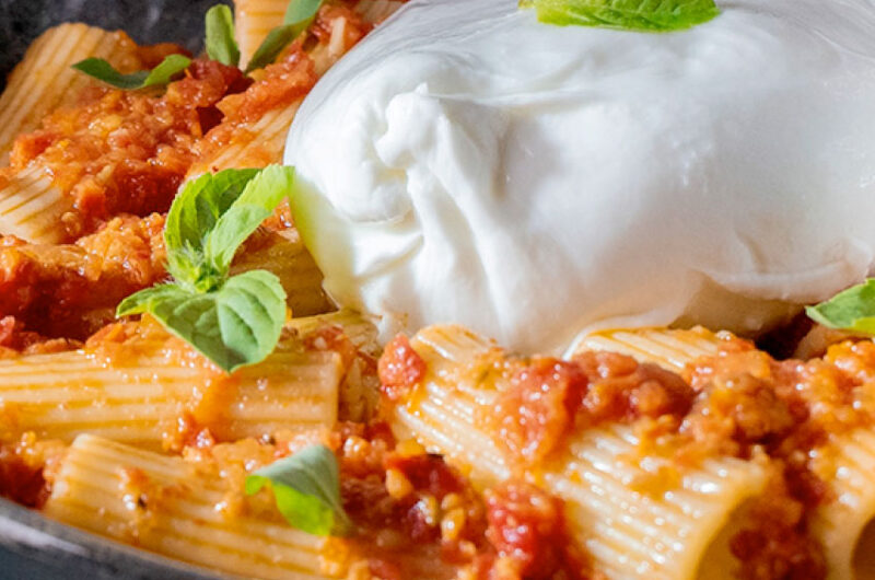 Massa gulosa com molho de tomate e burrata