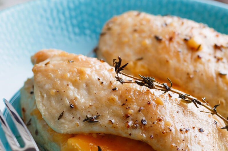 Peitos de frango com maçã e queijo brie