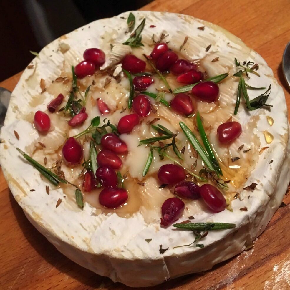 queijo camembert, roma, alecrim, entrada