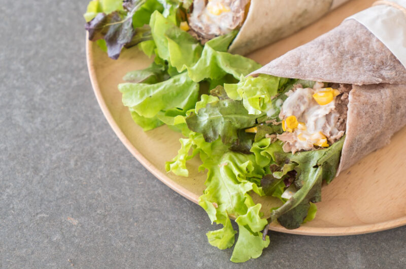 Wrap de atum com hummus e vegetais crus