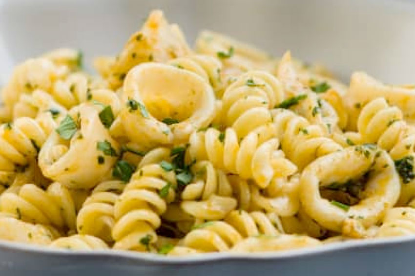 Salada de fusilli com calamares