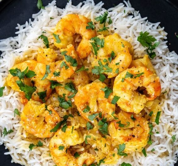 caril de camarao com arroz