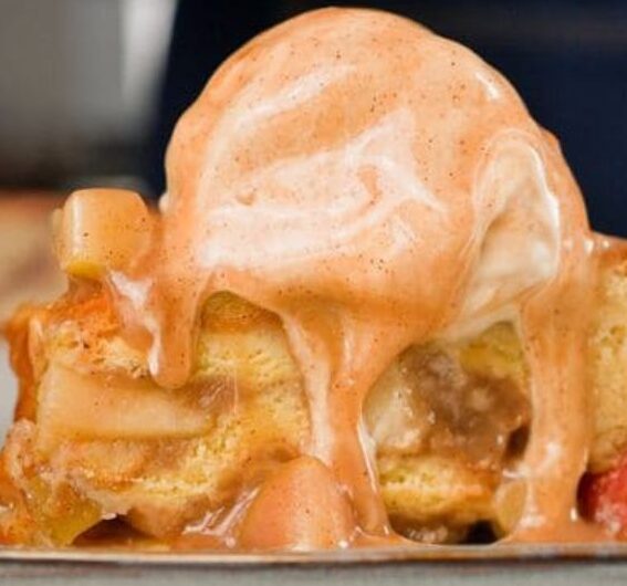 Bolo com caramelo de maçã