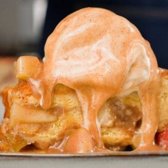 Bolo com caramelo de maçã